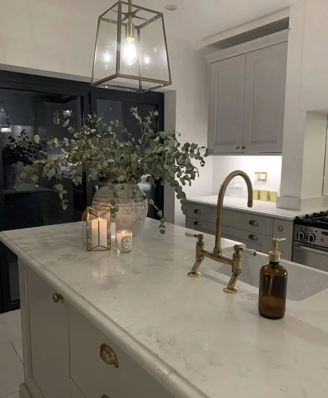 Capri White quartz worktop, view 6 of the finished installation